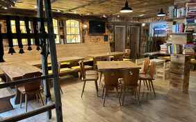 Perfekt für gesellige Treffen ist der Raum Mühlen-Alm mit Gemeinschaftküche